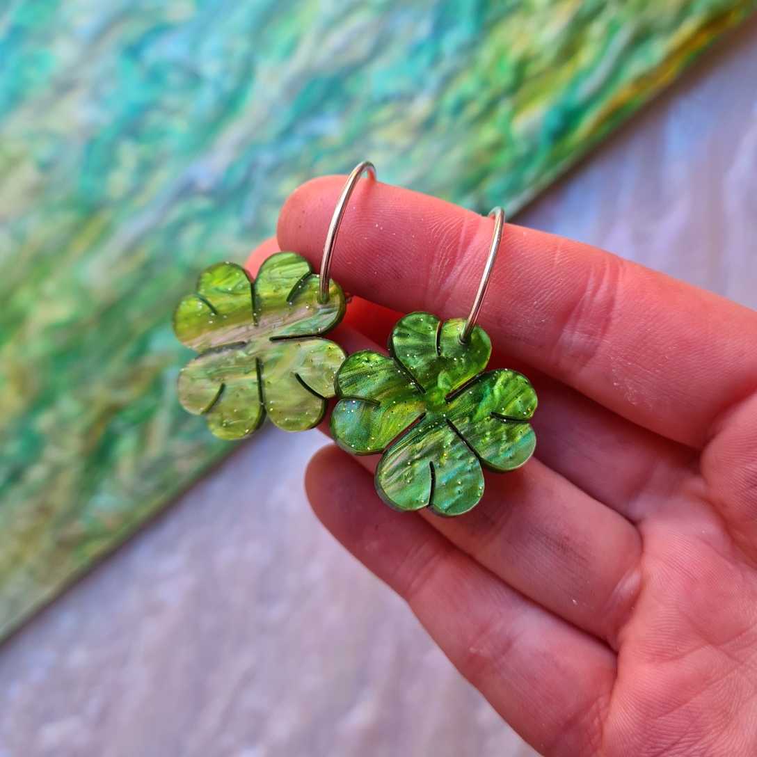 Four leaf clover hoop dangle earrings | CHERRYLOCO